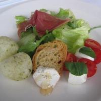 The Kitchen Salvatore Cuomo NAGOYA - 
                一口サイズの前菜を乗せたサラダ