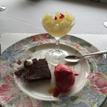 アン テラス - デザート盛り合わせ。
      デザートメニューから二種選び、さらにアイスかシャーベットが付きます。