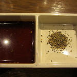 Akakara - ピリ辛の醤油ダレとブラックペッパー塩
