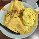 華昌 - 薄焼き卵を纏ったタイプの冷やし中華　カリカリした丸いやつ付き