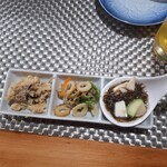 福笑 - お通し(おから、ピーマンのじゃこ和え、もずく酢)