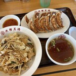 大阪王将 - 料理写真:餃子2人前ランチ。醤油味の炒めご飯も美味しかった。