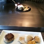 ステーキハウス ミディアムレア - 奥が連れのフォアグラハンバーグ 手前が私のハンバーグ☆
      