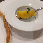 Variante - 稲藁の薫香をつけチーズのアニョロッティ・ダル・プリンを一口で。パーネ・カラザウのプロシュート・サインドイッチ