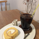 Kitoharuto - オレンジロールケーキ420円とアイスコーヒー400円（アイスコーヒーは4月〜9月のみ）