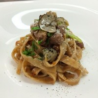 シャラン産鴨肉のラグー 自家製全粒粉のタリアテッレ 黒トリフのせ