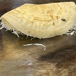 Okonomiyaki Yuuyuu - 目の前で、お好み焼スペシャルを焼いてくれています