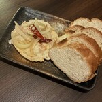 BAR NEKOROB - チーズのオイル漬け