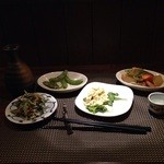 居藤家の食卓 - 豆は炙っているので箸で。
サラダがイチ押し。
煮物も好み。