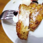 ボンダイカフェヨヨギビーチパーク - 自家製１００％全粒粉フレンチトースト　