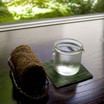 遊形 サロン・ド・テ - おしぼりと　おひや