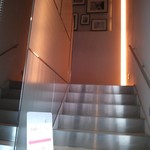 グランメルシー - 二階はカフェ、建物の脇にこちらに近い入口もあります♪