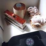 グランメルシー - 左より(税別):オペラ津軽\370、ヴェリーヌ・ティラミス\370、パリパリシュー\125