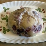 京都伊三郎製ぱん - 料理写真:クランベリースフレ146円。 もっちり生地に赤ワイン漬けしたクランベリーを練り込み、中にスフレチーズを包んであります。