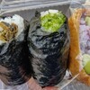おいしい米とおにぎりの店 小島米店 - 左から、高菜、納豆、季節のいなり