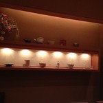 Tokami - カウンター後ろの棚、間接照明が素敵！