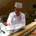 築地すし好 JIN仁 - タチウオを見せる佐藤店長