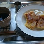喫茶めくる - フレンチトースト(生クリーム・シロップ)＆カフェオレ