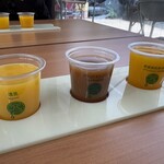愛媛の学校1970 なましぼり学園 - 透明カップに名前が書いてある　品種によって一杯あたりの値段がちがいます