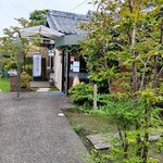 ルルコヤ - ここを右に曲がった奥にお店があります