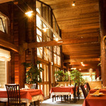 メリ・メロ - ログ調の建物は木の香りが漂い店内は天井も高く広々とした空間