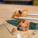 宴や - サーモン西京味噌焼、信州味噌の生唐辛子を乗せて