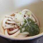 千扇 - 焼き鳥丼に付く、うどん。この他に味噌汁も付きます