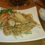 プロォーイ タイ料理 - Aセット(バッタイ〜タイ風焼きそば、ライス付き)