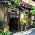 Kiyokawa - ビルとビルの間に佇む日本家屋の建物