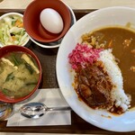 すき家 - 料理写真:ポークロックカレー、お新香、生玉子、味噌汁付き