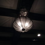 つきじ治作 - 応接間天井の照明