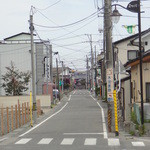 きくのや食堂 - 駅からお店までの通り。写真奥の赤い標識（一時停止）がある所がお店です！