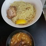 煮干乱舞 - つけそば大 800円　バツバツ食感の細麺を荒々しい煮干と鶏油のコクのシャバつけ汁でいただきます。細身でワイルド。たまらないウマさです。柚子胡椒とレモンも合うね。
