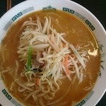 日高屋 - 野菜炒めが乗った､みそラーメン￥500!