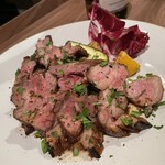 ヴィーコロ月島 - 肉は少し硬めですが味付けが良く箸が進みます。