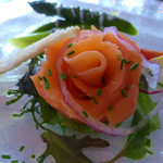 サバティーニ・ディ・フィレンツェ - バラ型のスモークサーモンとグリーンアスパラ