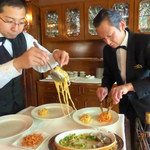 サバティーニ・ディ・フィレンツェ - 二種類のパスタを取り分け中