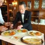 サバティーニ・ディ・フィレンツェ - 二種類のパスタを取り分け中