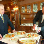 サバティーニ・ディ・フィレンツェ - 二種類のパスタを取り分け中