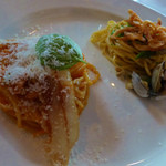 サバティーニ・ディ・フィレンツェ - 左：サバティーニ風スパゲティ　右：桜海老のフリットとあさり、春野菜の彩りとあかね卵で仕上げた自家製細打ちパスタ”タヤリン”