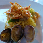 サバティーニ・ディ・フィレンツェ - 桜海老のフリットとあさり、春野菜の彩りとあかね卵で仕上げた自家製細打ちパスタ”タヤリン”