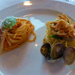 サバティーニ・ディ・フィレンツェ - 左：サバティーニ風スパゲティ　右：桜海老のフリットとあさり、春野菜の彩りとあかね卵で仕上げた自家製細打ちパスタ”タヤリン”