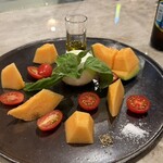 pizzeria pieno - メロンとトマトのカプレーゼ
