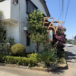 レストランイート - 看板が目印