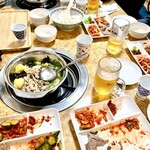 福ちゃん - 昨日夜(2026年8月28日)。¥3000コース⇒お客様のご希望料理が『茹で豚とキムチ(=ポッサム⇒韓国語)』、『タッカンマリ(韓国語で鳥丸1羽の意味』、後の料理は、店主お任せで…。お酒を全く飲まない、超真面目なお客様の方々かと思いきや、まぁまぁ…。やっぱり30代の若い女性が多かったので、量が多かったようだ⇒残り料理は、お持ち帰りで…。当店手作りのキムチも含めて、すべて『健康食料理』で…。
