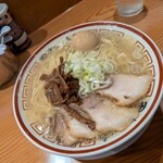 中華そば専門 田中そば店 東京オペラシティ店 - 胡椒を振りかけペロリ完食