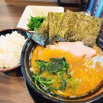 王道家直系 家系ラーメン がく - 料理写真: