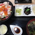 Gunjou - 惣菜と、アオサの味噌汁も付いてます。