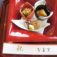 なだ万 シャングリ・ラ ホテル 東京店 - お祝い懐石　福
                12,000円（税抜）/14,904円 （税サ込） 
                