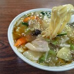 宝来軒 - 少し平べったい麺